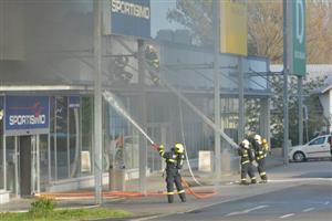 Požár obchodního centra v Kopřivnici byl nejen největším zásahem místní hasičské jednotky, ale byl vyhodnocen jako druhý nejničivější v kraji.
FOTO: DAVID MACHÁČEK