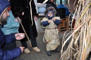 Zavírání zahrady MŠ Francouzské bylo v duchu pravěku. Děti plnily různé úkoly, například vykřesat jiskru.
FOTO: DANA HOĎÁKOVÁ