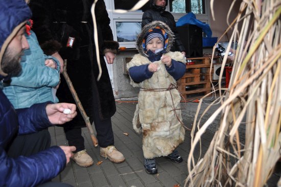 Zavírání zahrady MŠ Francouzské bylo v duchu pravěku. Děti plnily různé úkoly, například vykřesat jiskru.
FOTO: DANA HOĎÁKOVÁ