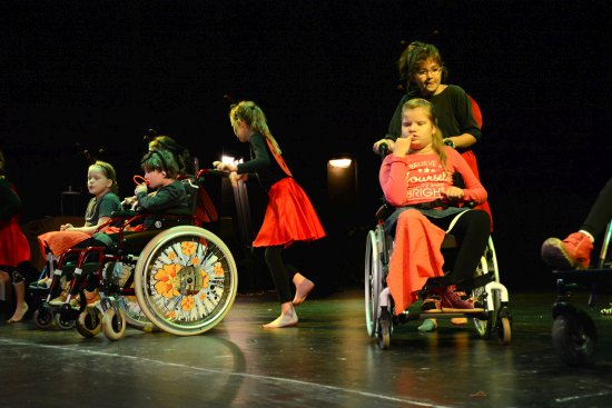 Větší důraz na spolupráci zdravých a handicapovaných dětí se odrazil i v programu 20. ročníku přehlídky Motýlek. K vidění bylo hned několik čísel připravených dětmi z běžných škol a speciální školy Motýlek.
FOTO: DAVID MACHÁČEK