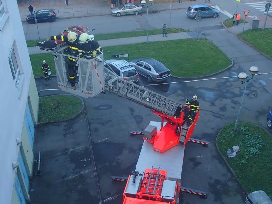 Při taktickém cvičení požáru v kulturním domě místní jednotka dobrovolných hasičů otestovala funkčnost nové speciální výškové techniky.
FOTO: JSDH KOPŘIVNICE