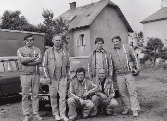 Soutěžní tým v r. 1976 - zleva stojící ing. S. Dostál, M. Moučka, ing. J. Šíbl, I. Zátopek, v podřepu V. Buchtyar a J. Kysučan.
FOTO: ARCHIV