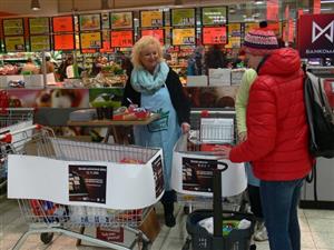 V Kopřivnici do Národní potravinové sbírky odevzdali lidé více než tunu potravin, které rozdají pracovníci Charit z Nového Jičína a Frenštátu p. R. potřebným.
FOTO: DANA HOĎÁKOVÁ