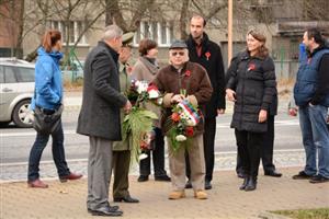 Den veteránů oslavili lidé v Kopřivnici se symbolickým kvítkem vlčího máku na klopách a položením květin u pomníku padlých.
FOTO: DAVID MACHÁČEK