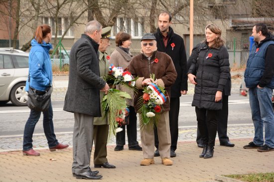Den veteránů oslavili lidé v Kopřivnici se symbolickým kvítkem vlčího máku na klopách a položením květin u pomníku padlých.
FOTO: DAVID MACHÁČEK