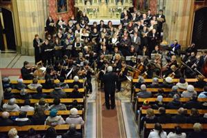 Zhruba stočlenný ansámbl hudebníků z Kopřivnice a širokého okolí vystoupil v neděli v místním kostele na koncertě, kterým připomněl letošní významná výročí Wolfganga Amadea Mozarta. 
FOTO: DAVID MACHÁČEK