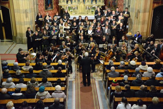 Zhruba stočlenný ansámbl hudebníků z Kopřivnice a širokého okolí vystoupil v neděli v místním kostele na koncertě, kterým připomněl letošní významná výročí Wolfganga Amadea Mozarta. 
FOTO: DAVID MACHÁČEK