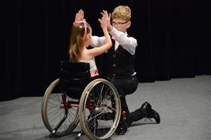 Jan Jeřábek a Karolína Dejová si za choreografii Ty a já vysloužili nejen první místo v oblastním kole, ale také postup na celostátní přehlídku Pionýrský Sedmikvítek. 
FOTO: D. MACHÁČEK