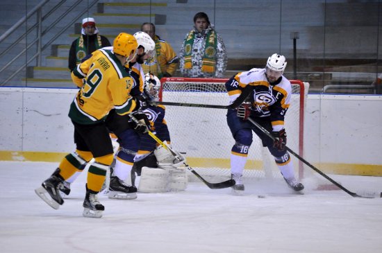 Kapitán HC Kopřivnice Martin Tomášek (vpravo) zachraňuje nebezpečnou situaci před vlastní brankou v domácím utkání proti Vsetínu.
FOTO: KRISTINA ČABLOVÁ