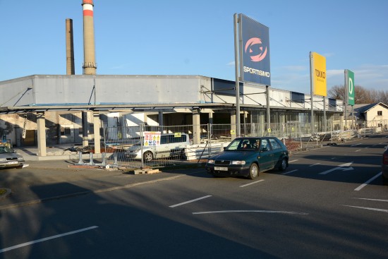 Rekonstrukce vyhořelého obchodního centra na Štefánikově ulici se potáhne celou zimu. Znovuotevření proběhne pravděpodobně v květnu.
FOTO: DAVID MACHÁČEK