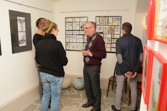 Do komorního prostoru suterénní K-Galerie se na poslední výstavu roku podařilo vměstnat práce šesti výtvarnic - někdejších kolegyň ze studií.
FOTO: DAVID MACHÁČEK