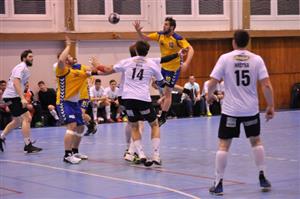 Bratrská souhra Jana Gřese (č. 10) a Jiřího Gřese v utkání proti Zubří, v jehož dresu nastoupil kopřivnický odchovanec Adam Reček (zcela vlevo). 
FOTO: KRISTINA ČABLOVÁ