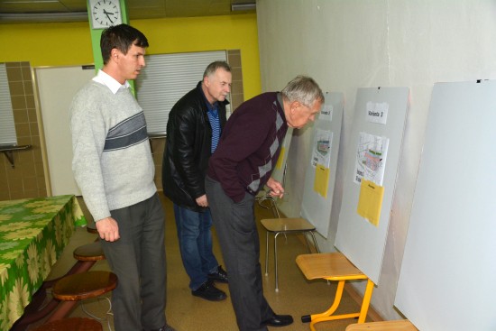 Před projednáním se lidé mohli seznámit s jednotlivými variantami možného uspořádání odstavného parkoviště na sídlišti Sever.
FOTO: DANA HOĎÁKOVÁ