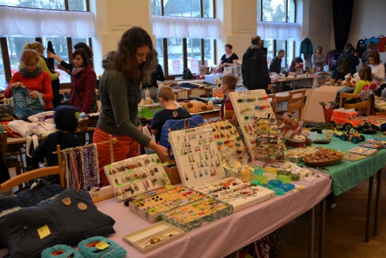 Na Blešáku v Katolickém domě nabízelo použité věci víc než šedesát prodejců. V průběhu celého dne si nabídku ‘pokladů’ z druhé ruky přišlo prohlédnout přes 400 lidí
FOTO: D. HOĎÁKOVÁ