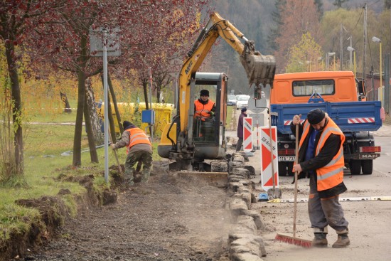 Chodník na ulici Husově je jedním z těch, které procházejí kompletní rekonstrukcí povrchů i podkladních vrstev.
FOTO: DAVID MACHÁČEK