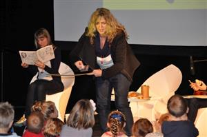 Brněnské herečky Daniela Zbytovská, Barbora Seidlová a Nikola Zbytovská v rámci literárního salonu četly dětem z autorské pohádkové knížky Jak na příšery. 
FOTO: KRISTINA ČABLOVÁ