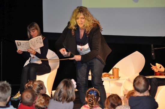 Brněnské herečky Daniela Zbytovská, Barbora Seidlová a Nikola Zbytovská v rámci literárního salonu četly dětem z autorské pohádkové knížky Jak na příšery. 
FOTO: KRISTINA ČABLOVÁ