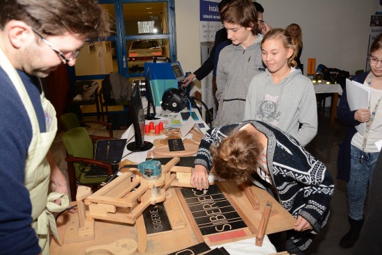 Praktické ukázky fungování některých drobných strojů a zařízení byly největším lákadlem letošního ročníku prezentační akce Den technické kariéry. 
FOTO: DAVID MACHÁČEK