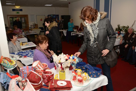 Vestibul radnice zaplnily improvizované stánky, ve kterých místní senioři prezentovali své rukodělné výrobky.
FOTO: DAVID MACHÁČEK