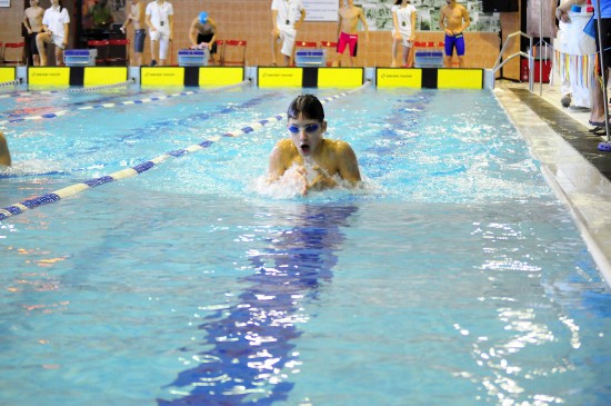 Jan Frýdl plave 100 m prsa na Zimním mistrovství ČR, které se o víkendu konalo na kopřivnickém krytém bazéně.
FOTO: KRISTINA ČABLOVÁ