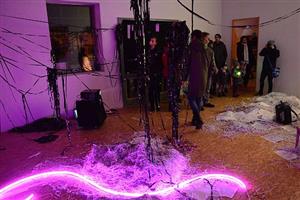 V prostorách budoucí galerie Galaxie byla v rámci nedělního happeningu instalace hudebníka a výtvarníka Marka Gabriela Hrušky. 
FOTO: DAVID MACHÁČEK
