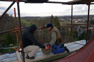 Dělníci při demontáži vrcholu věže kostela Všech svatých ve Vlčovicích. Báň ukrývala také schránku s dokumenty, která bude otevřena dnes dopoledne.
FOTO: PETR SOCHA
