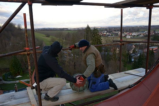 Dělníci při demontáži vrcholu věže kostela Všech svatých ve Vlčovicích. Báň ukrývala také schránku s dokumenty, která bude otevřena dnes dopoledne.
FOTO: PETR SOCHA

