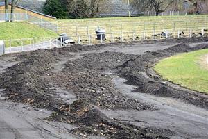 Během podzimu lidé z okolí plochodrážního klubu začali s úpravami oválu a mantinelů. Je ale pravděpodobné, že málo využívaná trať ustoupí rekonstrukci stadionu. 
FOTO: D. MACHÁČEK
