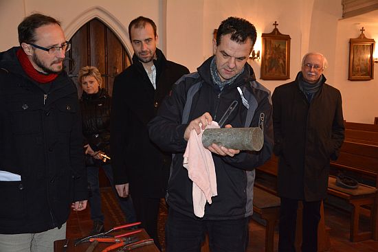 Nejdříve Martin Šrámek, majitel společnosti Teslice.cz, schránku očistil a poté otevřel. Z ní pak vytáhl dvě listiny a mince. 
FOTO: D. HOĎÁKOVÁ
