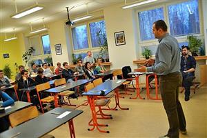 Radek Strouhal, člen představenstva Tatra Trucks, prezentuje studentům nový projekt zaměřený na vyhledávání talentů mezi středoškoláky.
FOTO: TATRA TRUCKS
