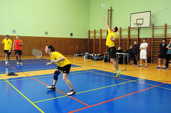 Eliška Kelnarová a František Majerek ve třech setech podlehli páru Hradce Králové ve druhém
kole I. ligy družstev. Vzadu pár Václavík-Walentek.
FOTO: KRISTINA ČABLOVÁ
