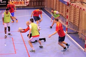 Mužstvo GETAFE se snaží dobýt branku Tawesca, ale i přes výborné zákroky brankáře se mu to nakonec povedlo a získalo pohár pro vítěze.
FOTO: KRISTINA ČABLOVÁ