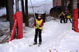 O víkendu se po sjezdovce na Červeném kameni proháněli první letošní lyžaři. Opožděné zahájení sezony má podle ředitele Správy sportovišť Kopřivnice na svědomí zastaralý systém zasněžování.
FOTO: DAVID MACHÁČEK
