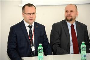 Martin Bednarz (vlevo) převzal vedení Tatra Trucks od svého předchůdce teprve v prosinci 2015. Už nyní se mu podařilo splnit některé z dlouhodobých cílů.
FOTO: DAVID MACHÁČEK