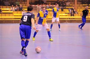 Kapitán FU Kopřivnice Milan Štěpán (č. 9) se snaží o rozehrávku, naopak zabránit mu v tom chce hráč Jokeritu Petr Kružliak.
FOTO: KRISTINA ČABLOVÁ