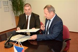 Starosta Kopřivnice Miroslav Kopečný a jeho protějšek Marián Chovanec, primátor slovenských Bánovců nad Bebravou, podepsali memorandum o spolupráci.  
FOTO: DAVID MACHÁČEK