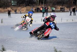 Nedělní klání plochodrážníků na zamrzlé hladině přehrady přilákalo do Větřkovic podle odhadu pořadatelů zhruba pět tisíc diváků. Motoristický podnik byl pořádán jako druhý závod v rámci Mistrovství ČR na ledě.
FOTO: KRISTINA ČABLOVÁ