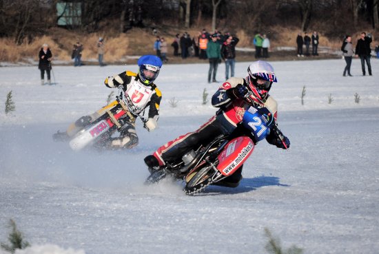 Nedělní klání plochodrážníků na zamrzlé hladině přehrady přilákalo do Větřkovic podle odhadu pořadatelů zhruba pět tisíc diváků. Motoristický podnik byl pořádán jako druhý závod v rámci Mistrovství ČR na ledě.
FOTO: KRISTINA ČABLOVÁ