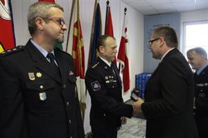 Mezi vyznamenanými policisty byl i velitel obvodního oddělení Kopřivnice Ivan Pilát (vlevo). Ten byl oceněn za sportovní úspěchy.
FOTO: PČR