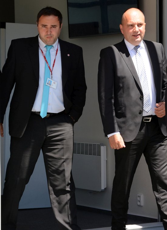 Radek Strouhal (vlevo) povýšil z finančního na generálního ředitele Tatra Trucks. Na snímku je ve společnosti spolumajitele firmy Jaroslava Strnada.
FOTO: DAVID MACHÁČEK