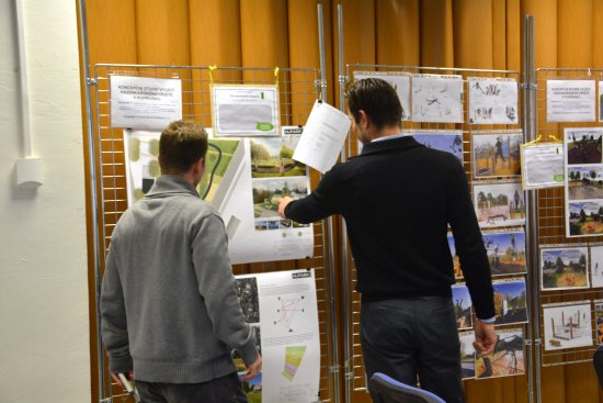 Obyvatelé Kopřivnice měli možnost vyjádřit na veřejném projednání své připomínky a návrhy k plánům na budoucí využití prostranství po někdejším házenkářském hřišti.
FOTO: DANA HOĎÁKOVÁ