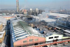 Požár v průmyslových halách zlikvidoval majetek několika firem, zároveň odhalil nelegální balírnu cigaret, která má údajně na svědomí milionové daňové úniky.
FOTO: DAVID MACHÁČEK