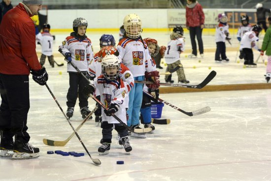 Ti nejmenší adepti hokeje se v pátek v podvečer bavili na ledové ploše v Kopřivnici. Jako dárek si odnesli repliky reprezentačních dresů.
FOTO: DAVID MACHÁČEK