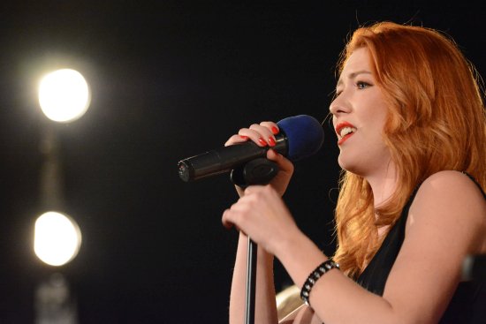 Zpěvačka Debbi jako hlavní hvězda letošního Obecního plesu odehrála v kulturním domě víc jak hodinový koncert. Kromě ní program zpestřila i další vystoupení.
FOTO: D. MACHÁČEK