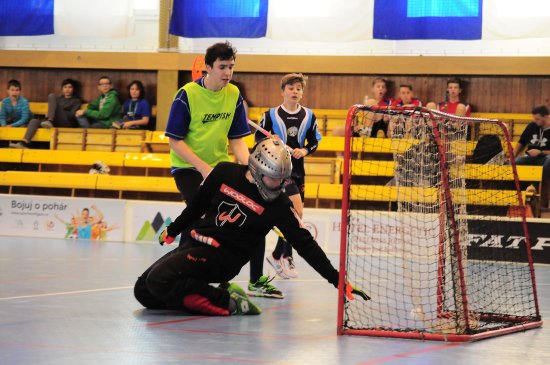 Takto překonali žáci ZŠ E. Zátopka brankáře frenštátské ZŠ Tyršovy, nad jejímž týmem v okresním finále ve florbale zvítězili právě touto jedinou trefou.
FOTO: KRISTINA ČABLOVÁ