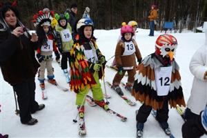 Výukový cyklus lyžařské školy Sluníčko vyvrcholil v neděli před polednem karnevalem na sněhu a závody frekventantů kurzu. Na svahu Červeného kamene se pohybovaly víc jak tři desítky maskovaných lyžařů.
FOTO: DAVID MACHÁČEK