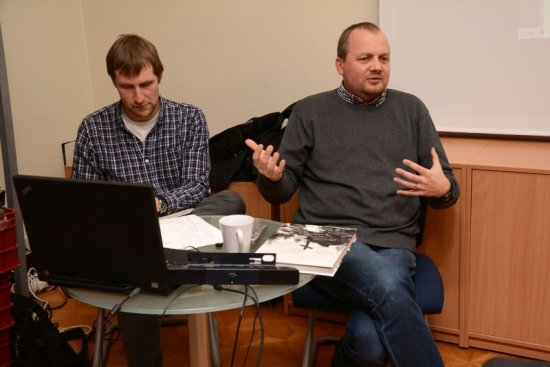 Na vzpomínkovém večeru Kryštof Hyvnar (vpravo) představil svou knihu a především diskutoval s pamětníky vzniku Ivančeny.
FOTO: D. MACHÁČEK