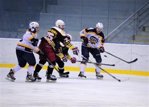 Martin Tomášek (s kapitánským céčkem) posílá puk z dosahu dvou opavských hráčů, na které dotírá další kopřivnický hráč David Čintala (vlevo).
FOTO: KRISTINA ČABLOVÁ