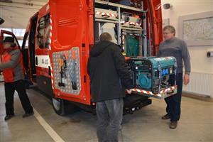Členové JSDH Lubina II. - Větřkovice spolu se zástupci JSDH Vlčovice v pondělí 13. února přebírali nová vozidla včetně vybavení.
FOTO: DANA HOĎÁKOVÁ