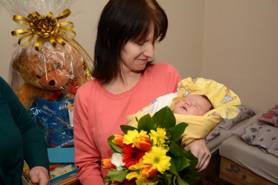 Renáta Hlaváčová se svým synem Pavlem, který se stal nejen prvním kopřivnickým občánkem, ale i prvním miminkem narozeným v r. 2017 v novojičínské nemocnici. 
FOTO: D. MACHÁČEK
